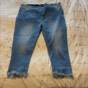 Coco + Carmen Frayed Hem Capri Jeans in Classic Blue